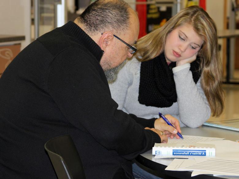 student meeting with faculty advisor